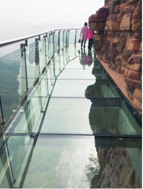 云臺山玻璃棧道施工